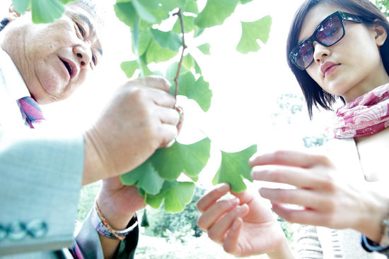 银杏，也叫植物活化石。我站在硕大的银杏树下，感受着生命的奇迹，不仅惊叹于大自然的神奇力量和植物的顽强生命力。